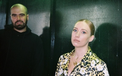 vōs, “serious”